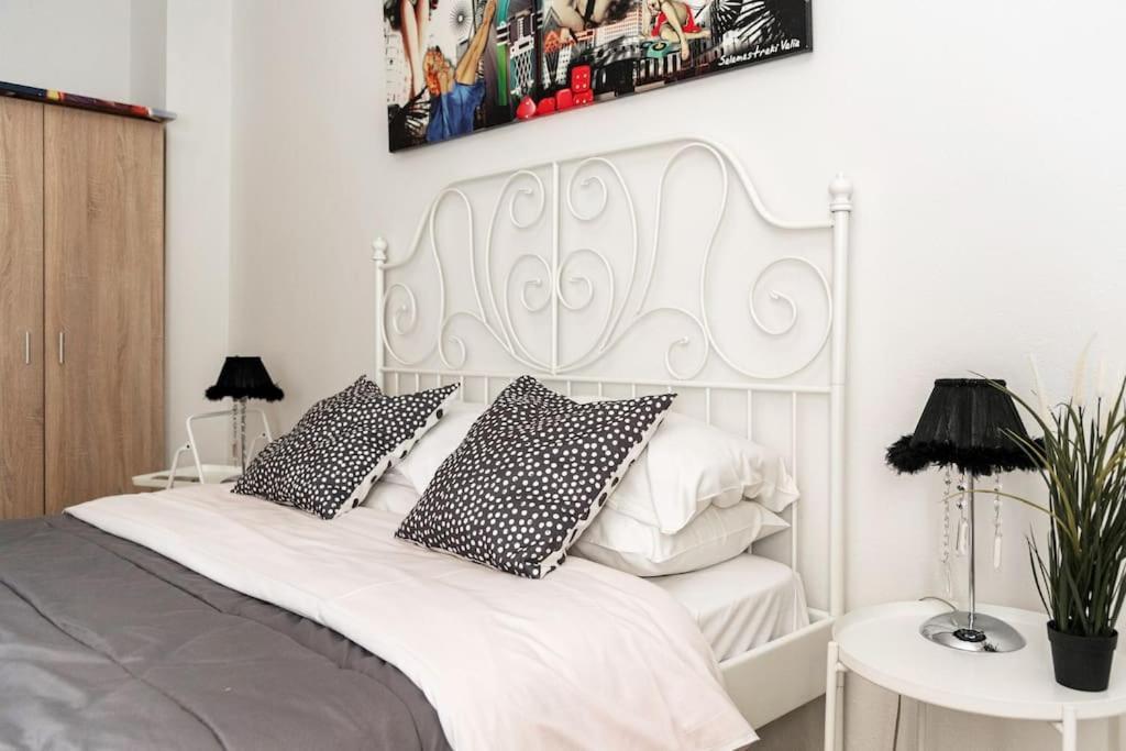 Downtown Apt With Garden In Plaka Apartamento Atenas Exterior foto